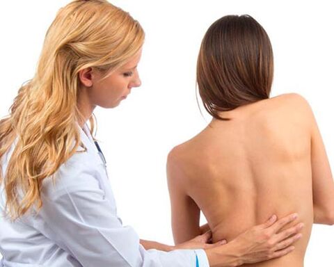 ārsts pārbauda muguru par muguras sāpēm