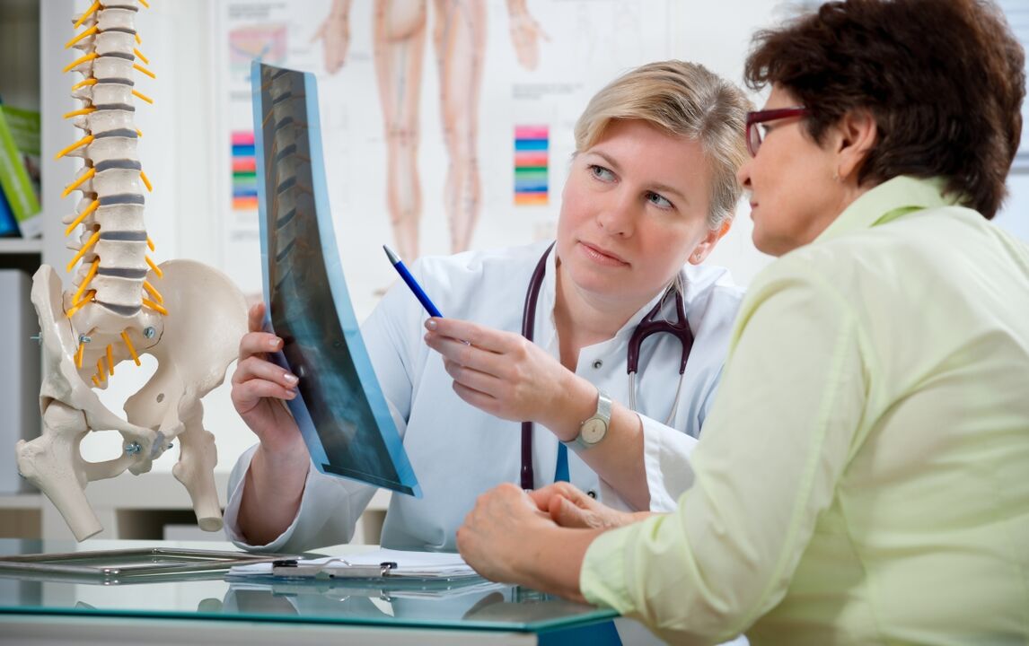 ārsts sniedz ieteikumus dzemdes kakla osteohondrozes ārstēšanai